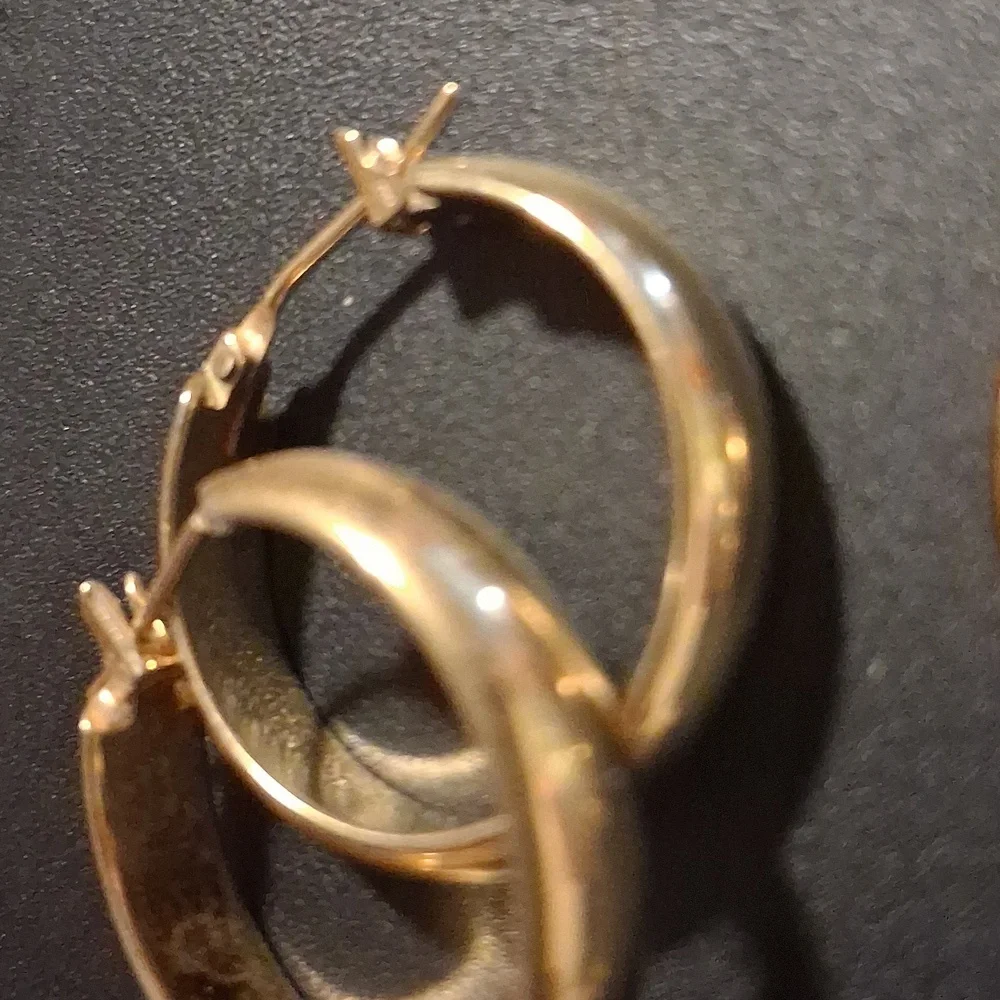Beautiful Well Made Vintage Gold Hoop and Drop Earrings Set. - Picture 6 of 8